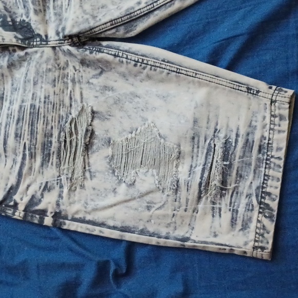 Switch acidwashed distressed shorts - Picture 2 of 4